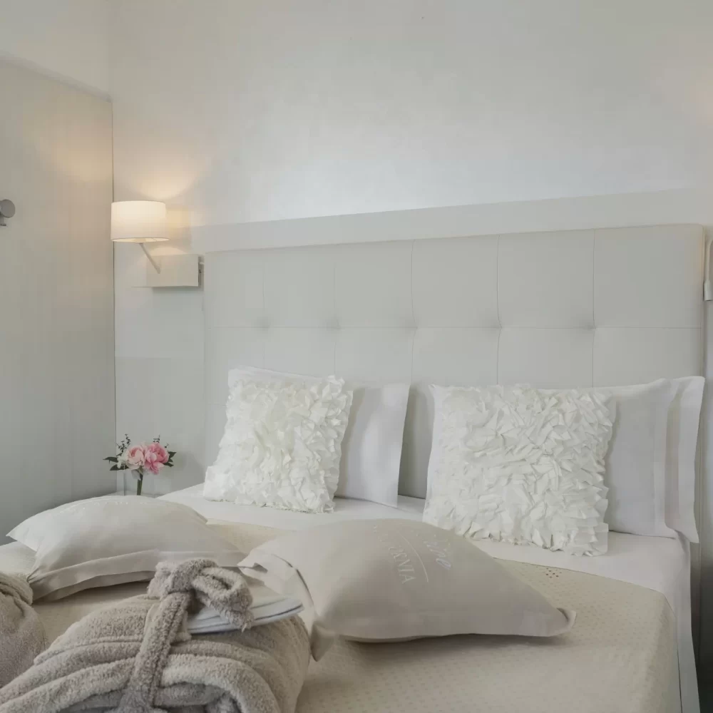 Elegantes, modernes Schlafzimmer mit Doppelbett und stilvoller Beleuchtung.