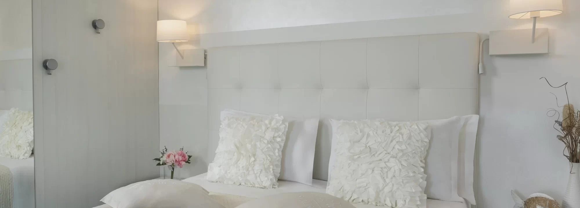 Elegantes, modernes Schlafzimmer mit Doppelbett und stilvoller Beleuchtung.