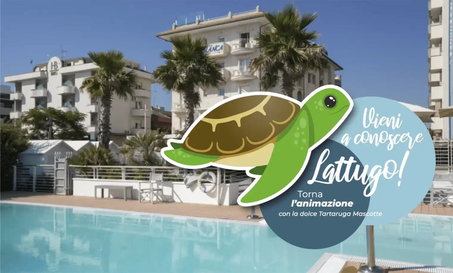 "Piscina di un hotel con palme, edifici sullo sfondo e una grafica di una tartaruga con testo promozionale."