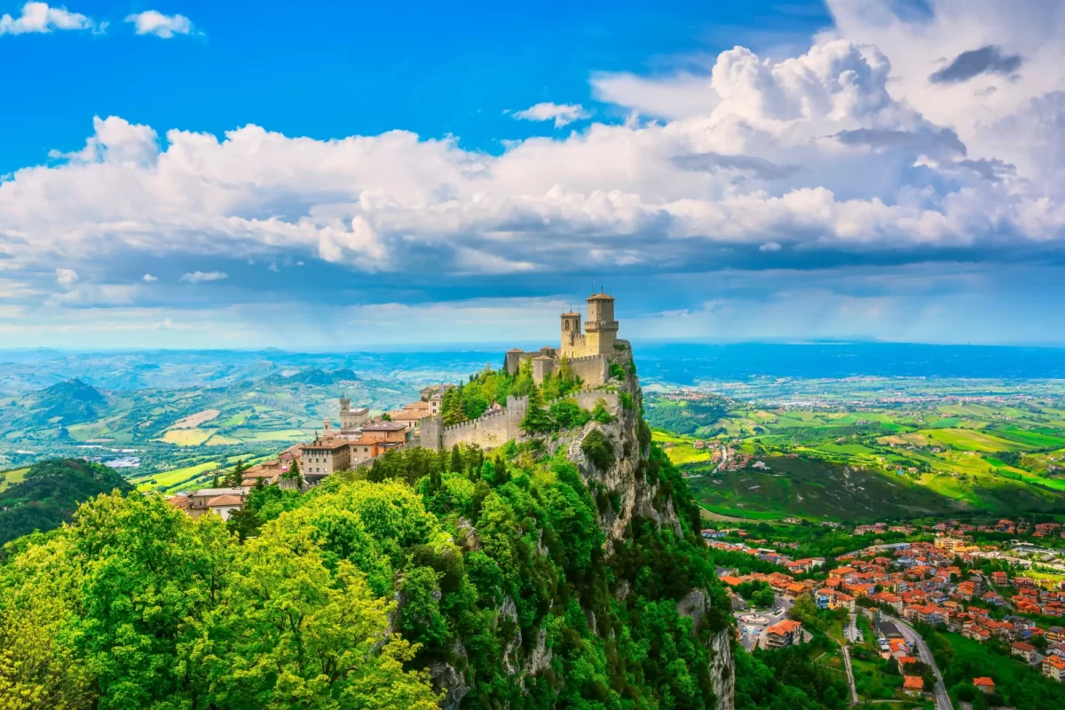 Vista panoramica di San Marino con il castello e paesaggio collinare.